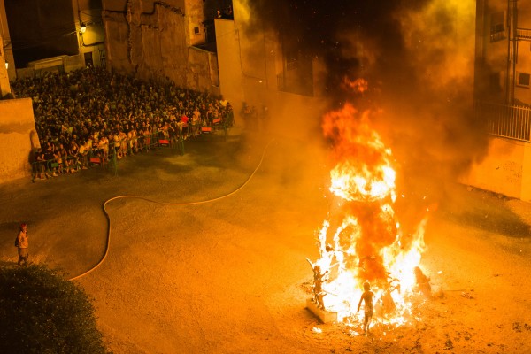 Una ansiada cremà pone fin a las primeras hogueras de El Raval en honor a San Juan tras la pandemia