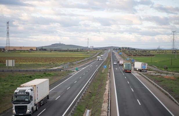 El Gobierno permite a los transportistas repercutir a sus clientes un mayor gasto del carburante