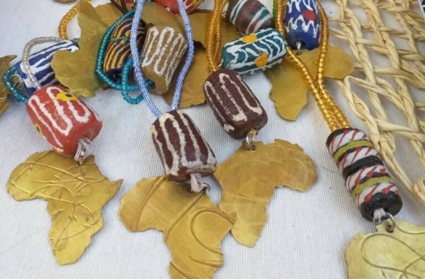 El colectivo Mujer Artesana llena de creatividad el Jardín de Sal de El Palmar con un 'market' de verano