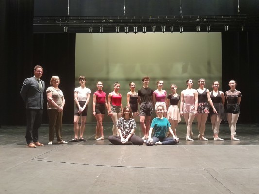 Cuarenta jóvenes bailarines se suben al escenario del Villegas para mostrar su talento en 'Tiempo de Danza'