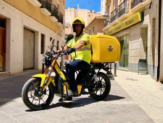 Correos estrena en Elche 11 nuevas motos de reparto eléctricas