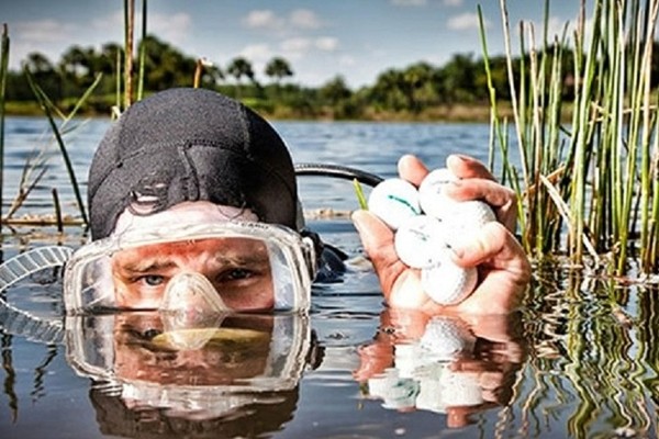 Los buzos rescatan 200.000 bolas de golf al mes