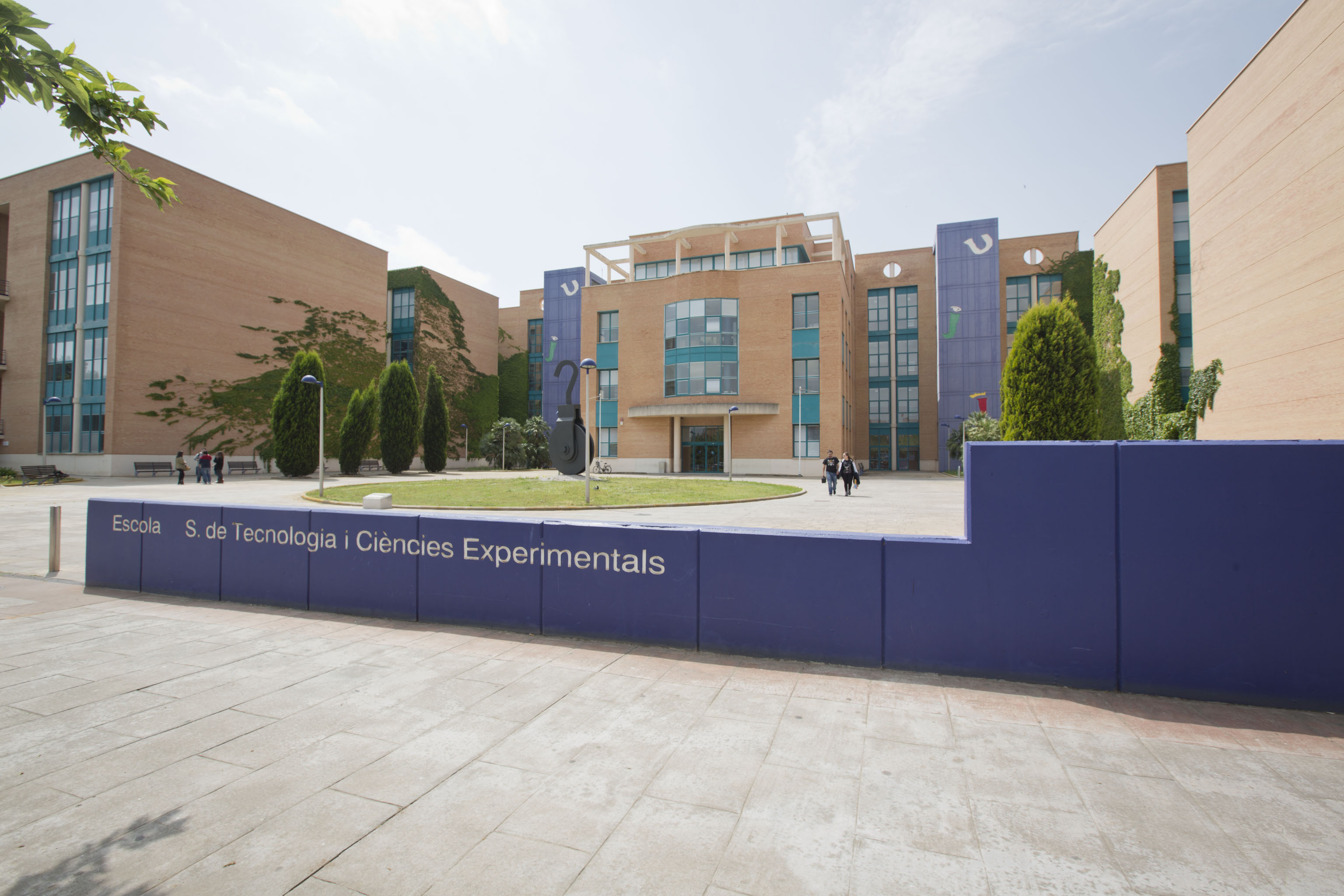 La Escuela Superior de Tecnología y Ciencias Experimentales de la UJI recibe la acreditación institucional