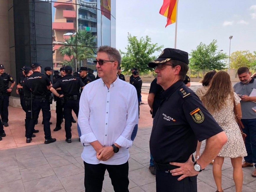 El concejal de Seguridad, Octavio Traver, en la recepción de los nuevos agentes de la Policía Nacional. - 