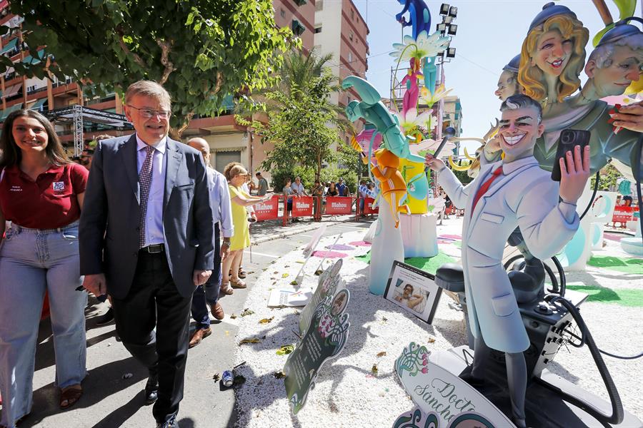  El president de la Generalitat, Ximo Puig, visita la hoguera del primer premio, que este año ha caido en Florida Portazgo, en la penúltima jornada de las Fiestas de San Juan de Alicante. EFE/Manuel Lorenzo - 