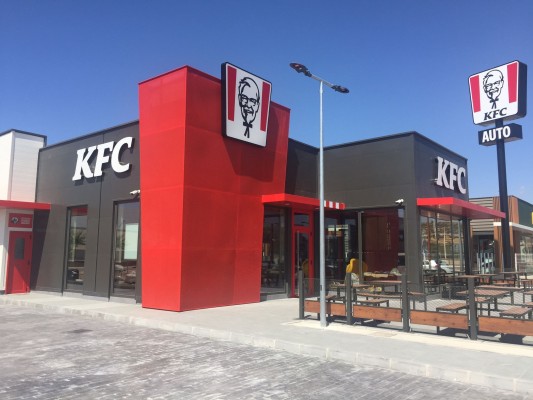 El pollo frito de KFC desembarca en el Puerto de Mazarrón: el nuevo local genera 25 nuevos puestos de trabajo