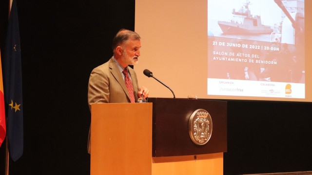El almirante Rodríguez Garat diserta en Benidorm sobre la utilidad de la Armada en el siglo XXI

