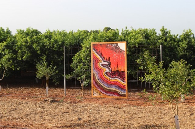 Una exposició efímera entre tarongers per a reivindicar l'agricultura