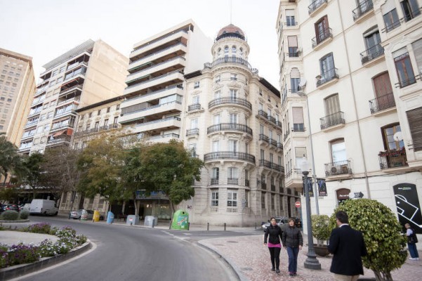 Pacto político sin Vox para suspender licencias en un millar de edificios a proteger en Alicante