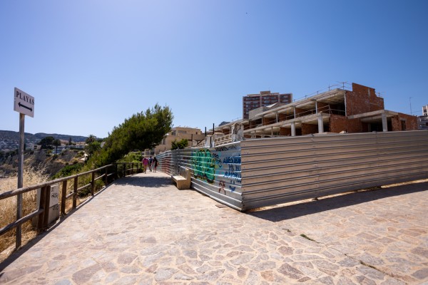 El esqueleto de un hotel en un acantilado de Calp, a la venta por ocho millones

