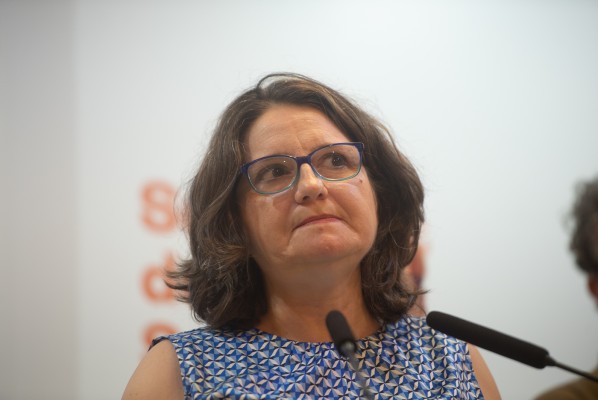 Oltra dimite disparando contra todos