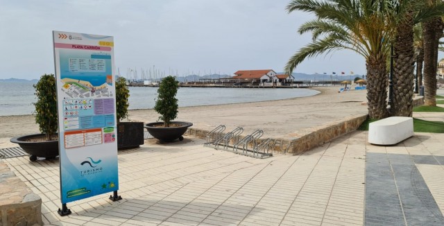 Los Alcázares estrena paneles informativos en sus playas para espantar los miedos al baño