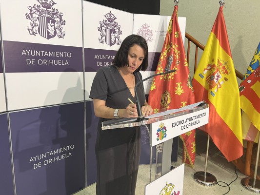 Orihuela externaliza la elaboración del presupuesto y lo retrasa hasta, al menos, el mes de julio