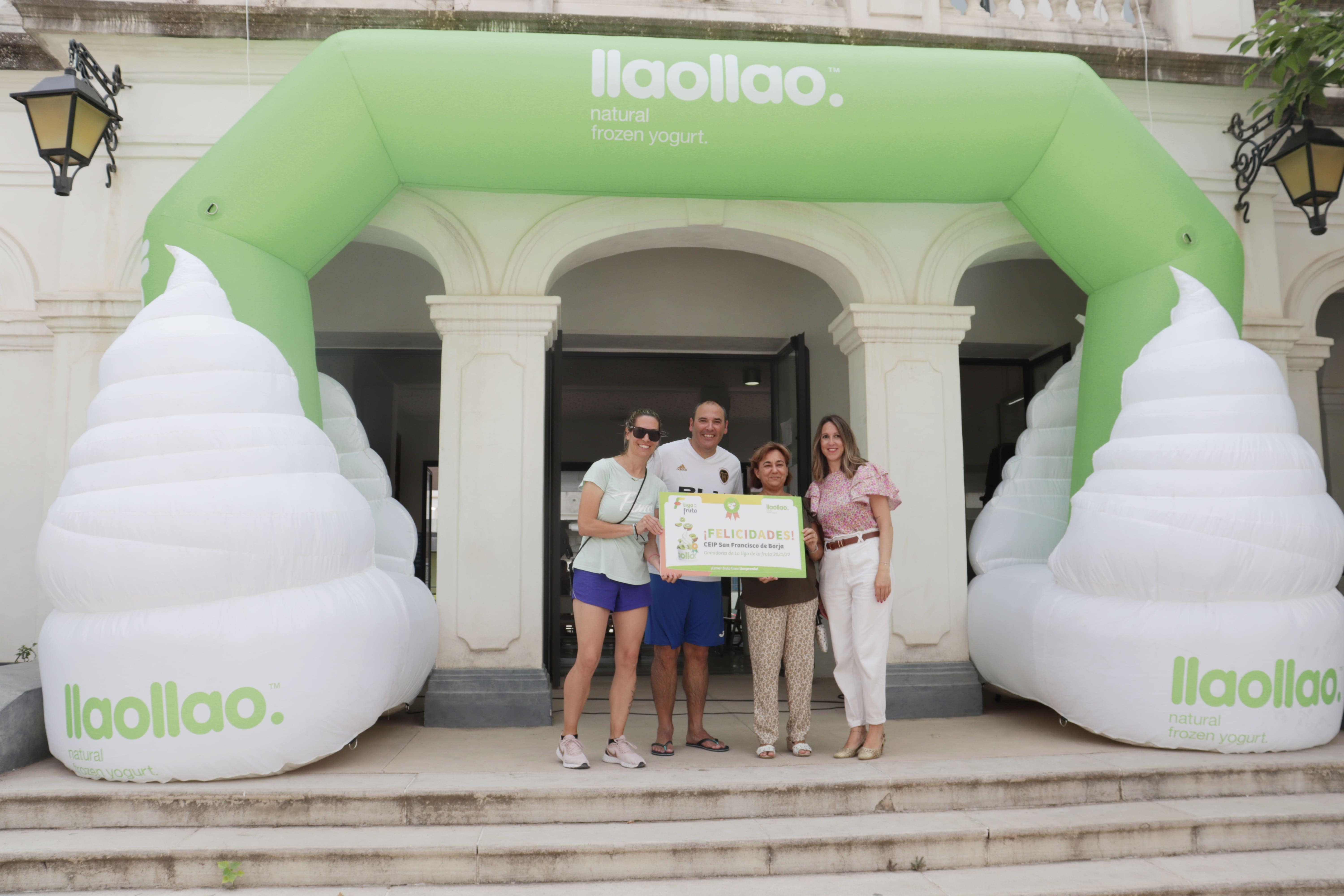 El director del centro Carlos Fabra junto a otros miembros de la escuela y la  Communication Manager en llaollao Paqui Moreno - 