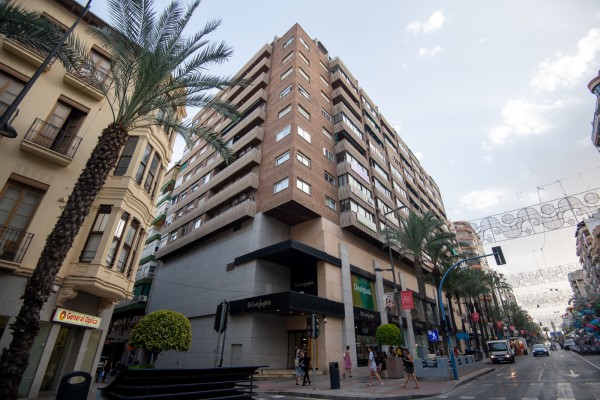 Un inversor alicantino compra el edificio de El Corte Inglés de Alfonso El Sabio 