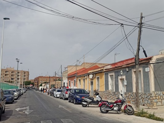 La otra queja de los vecinos de los depósitos de Carrús en Elche: un urbanismo dejado de limpieza o luces