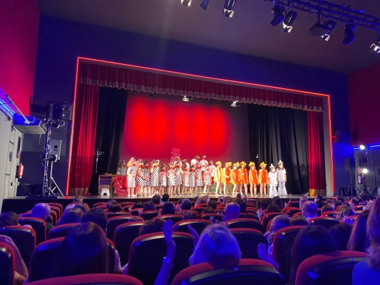 El coro Enclave pone sobre el escenario a un centenar de personas en su musical 'Éxodo'