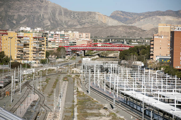 Los pasos de Avant para coser los barrios de Renfe: cuatro metros de uso peatonal sin más demora 