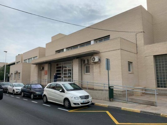Persianas rotas, jardín sin utilizar y sin aire acondicionado por la noche: más problemas en la residencia Altabix de Elche