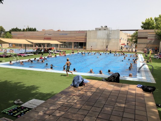 5.000 ilicitanos disfrutan de las piscinas municipales en el primer fin de semana de la temporada de baño 