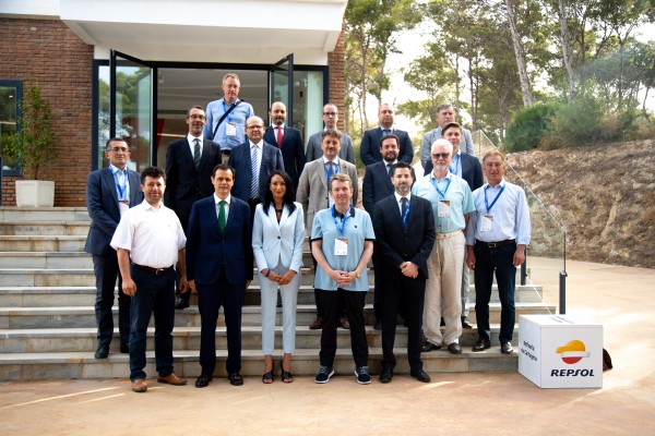 Representantes del Comité Europeo de Regiones conocen el proyecto de cero emisiones de Repsol Cartagena