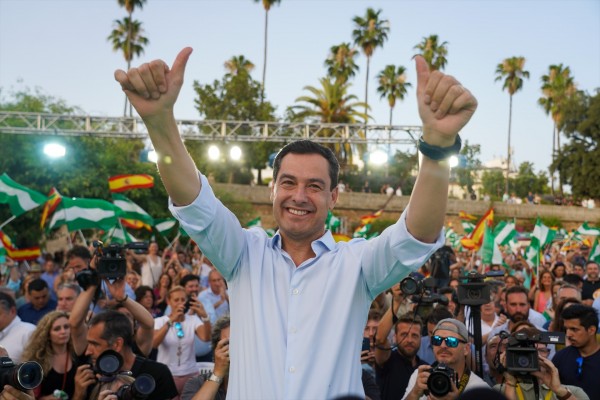 El PP arrasa en Andalucía con mayoría absoluta y no necesitará a Vox