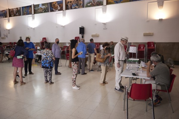 La participación en las elecciones andaluzas baja dos puntos a las 18 horas y se sitúa en el 44,4%