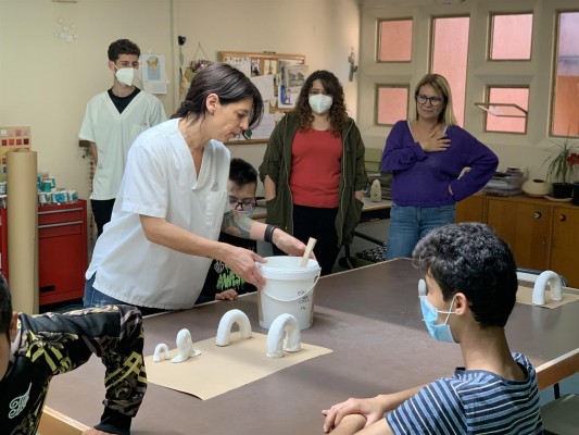 Penyeta Roja visibiliza con 'Convergentes' el trabajo del alumnado con la exhibición de piezas cerámicas