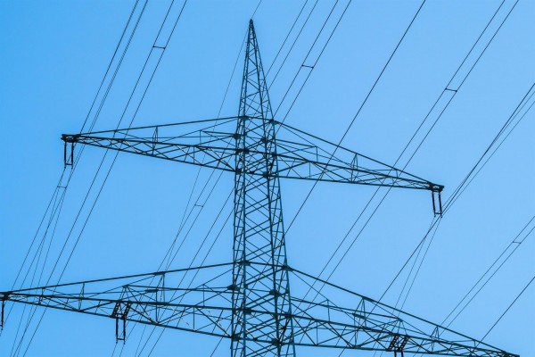 El precio de la luz cae este domingo un 16,2%, hasta los 177,64 euros/MWh