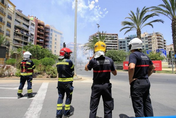 La pirotecnia Ferrández enciende la mecha de Fogueres en Luceros
