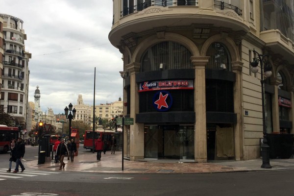 Foster's Hollywood cambia de local en la plaza del Ayuntamiento de Valencia