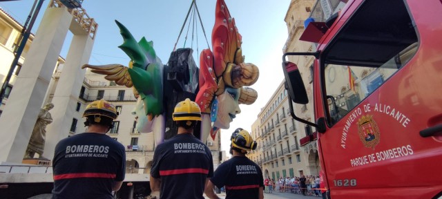 Cuatro drones y más de tres mil efectivos velan por la seguridad de Fogueres de Alicante

