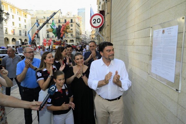 Barcala dicta un Bando de Hogueras en el que llama a vivir con “entusiasmo y pasión” las “esperadas” Hogueras del Reencuentro