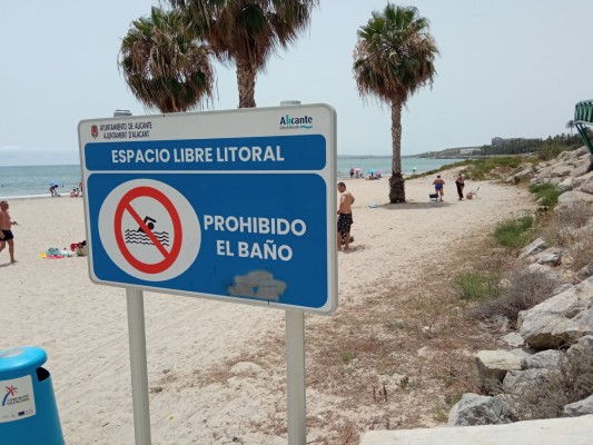 El juez obliga a Alicante a retirar el cartel de 'prohibido el baño' en la playa de San Gabriel 