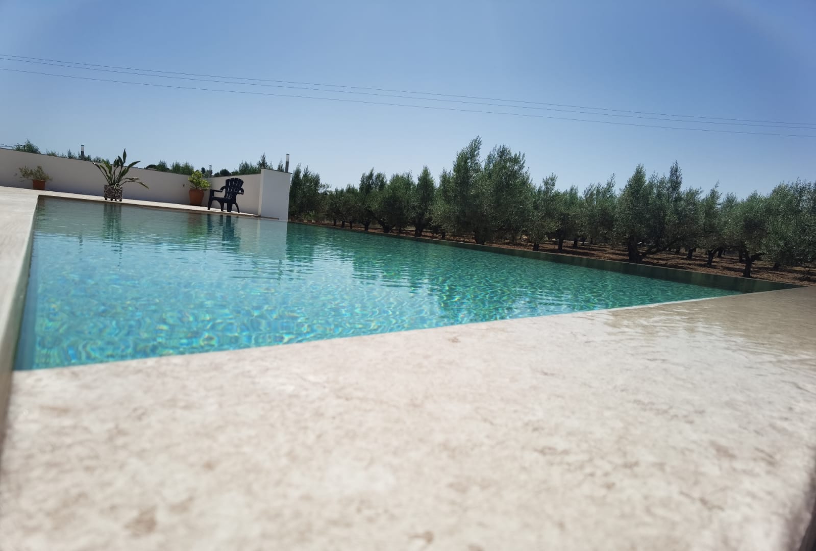 Navajas se sumerge en el oficio de rehabilitar y construir piscinas 