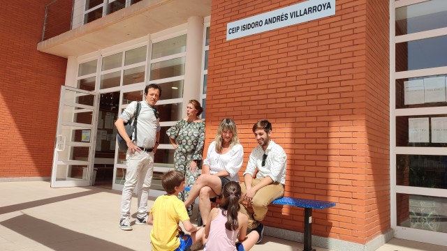Castelló destina nuevos bancos y papeleras de tapones reciclados en 20 centros escolares

