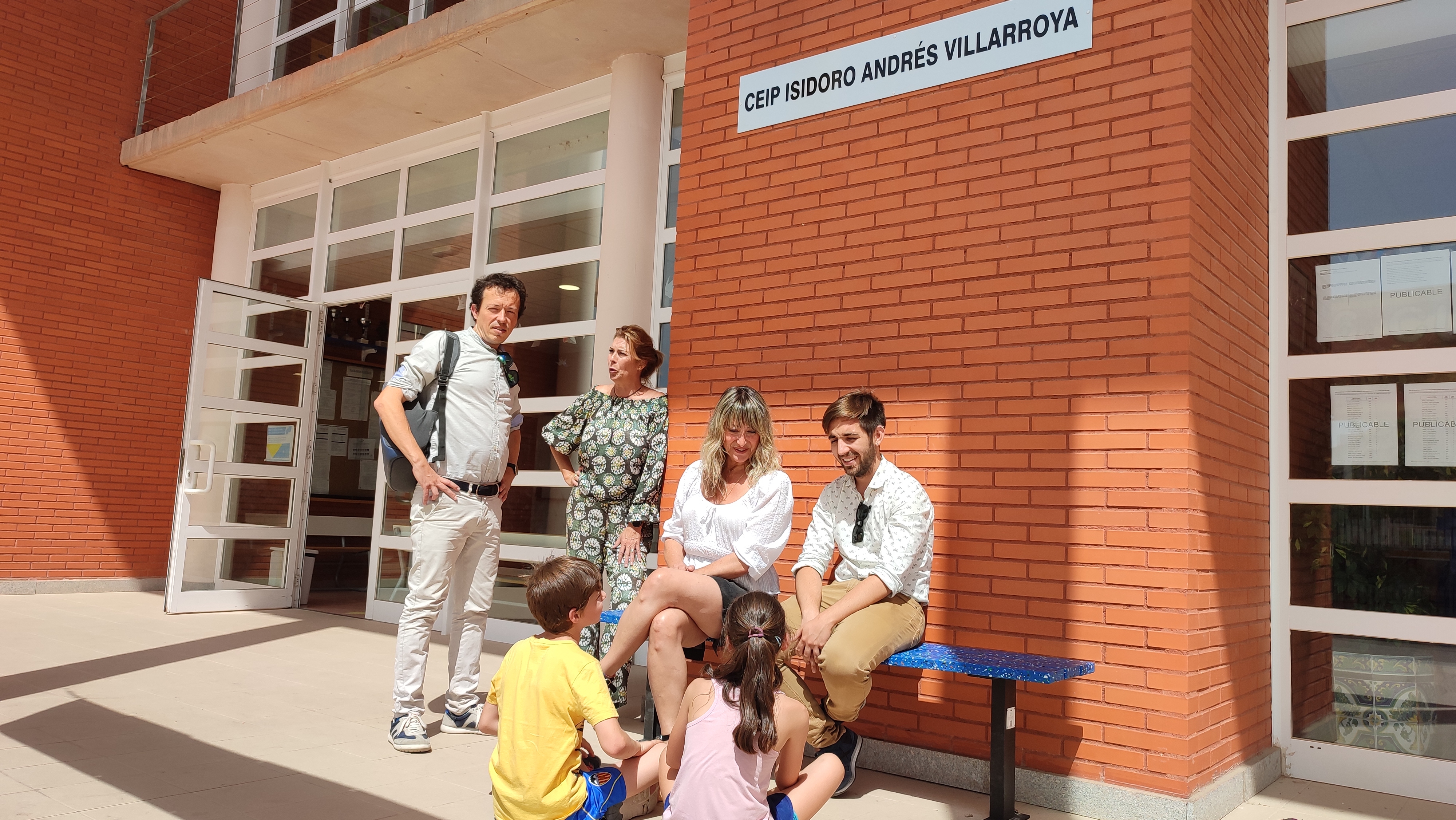 Castelló destina nuevos bancos y papeleras de tapones reciclados en 20 centros escolares

