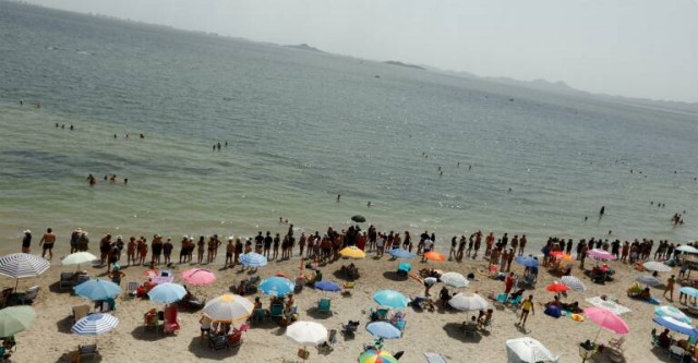 El deterioro del Mar Menor desplaza turistas, reduce el valor inmobiliario y aumenta el fracaso empresarial