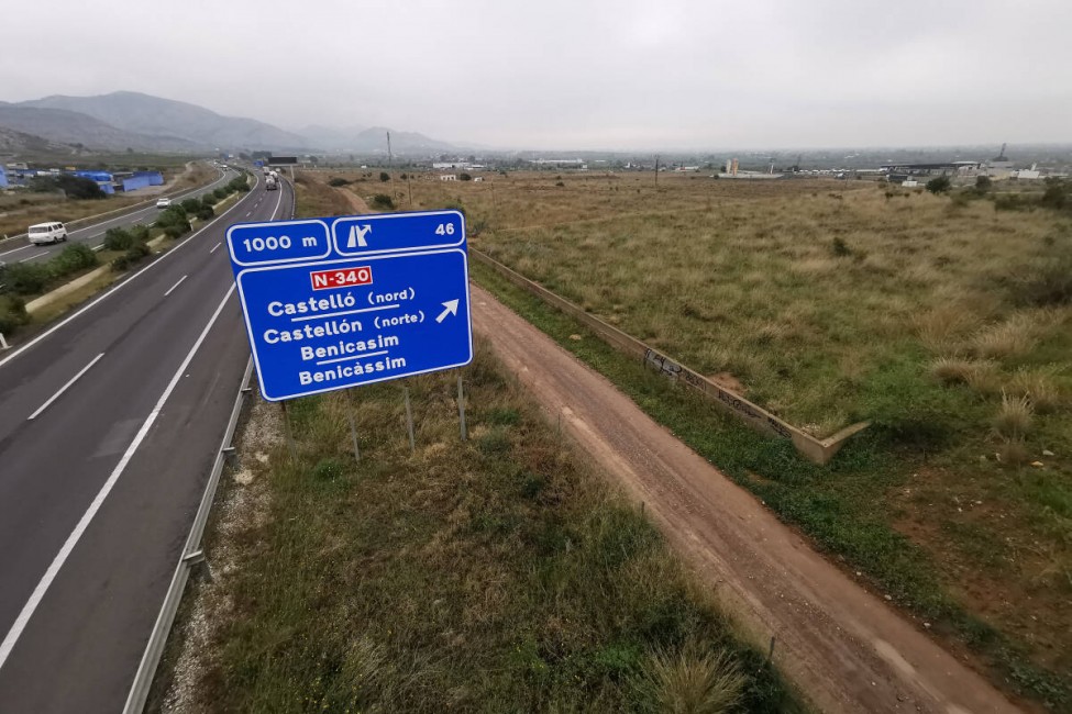 Imagen de un cartel en la A-7 con el topónimo 'Castelló' en valenciano. Foto: ANTONIO PRADAS - 