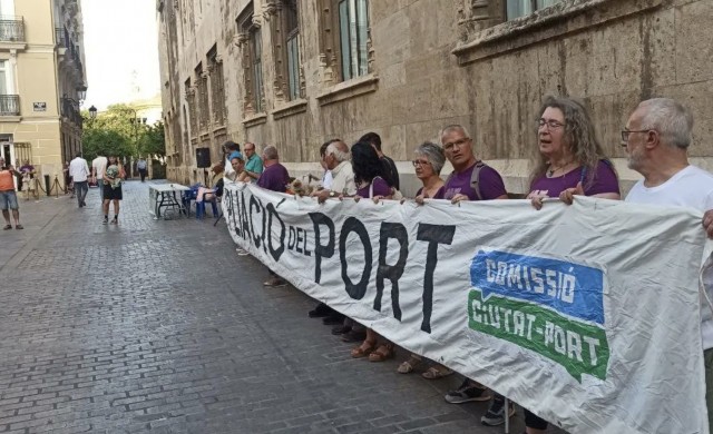 Colectivos sociales y ecologistas se concentran para reclamar la reversión de la ZAL