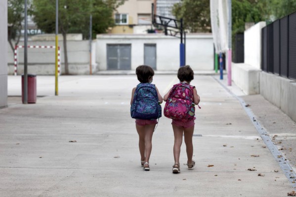El retraso en el inicio del curso escolar en la Comunitat confronta a padres y docentes