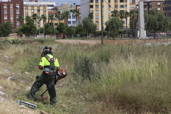 Vila-real adecenta los solares municipales para evitar posibles incendios por altas temperaturas 