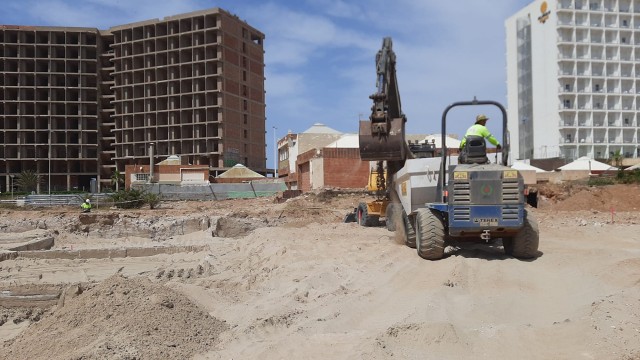 San Javier denuncia que la reposición de los arenales en La Manga se hace con arena mezclada con tierra y piedras