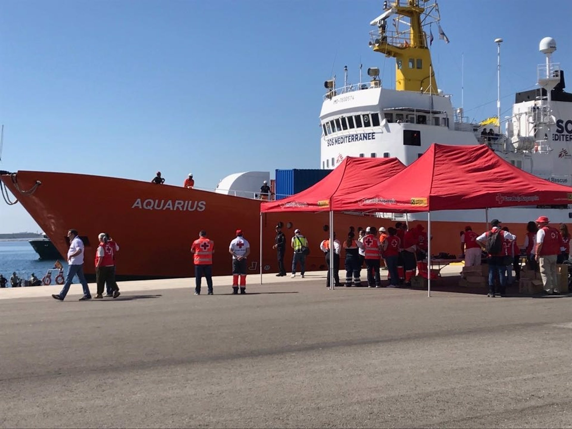 El Aquarius, recibido con una ovación en el Puerto de València. Foto: EUROPA PRESS - 