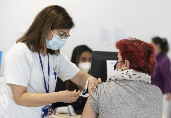 España pondrá la cuarta dosis de la vacuna contra la covid-19 para toda la población 