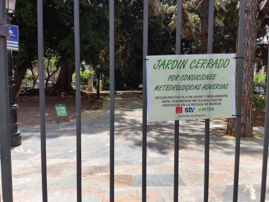 El fuerte calor mantiene cerrados 20 jardines de Murcia por segundo día consecutivo