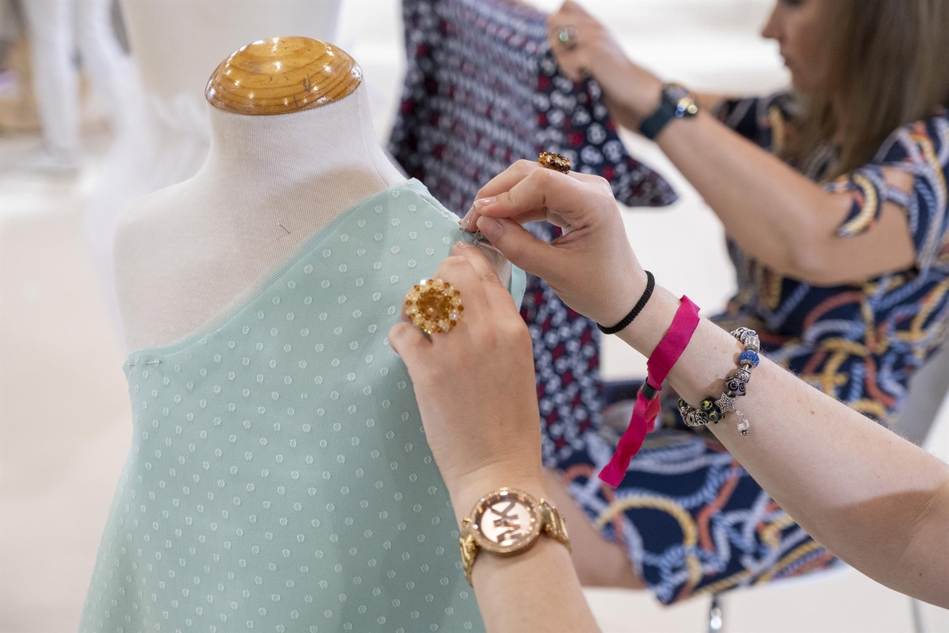 Moda sostenible, tejidos inteligentes que protegen del sol y la lluvia y diseño, en FIMI