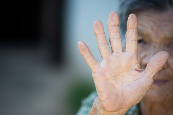 Más enfermas, más pobres, más solas