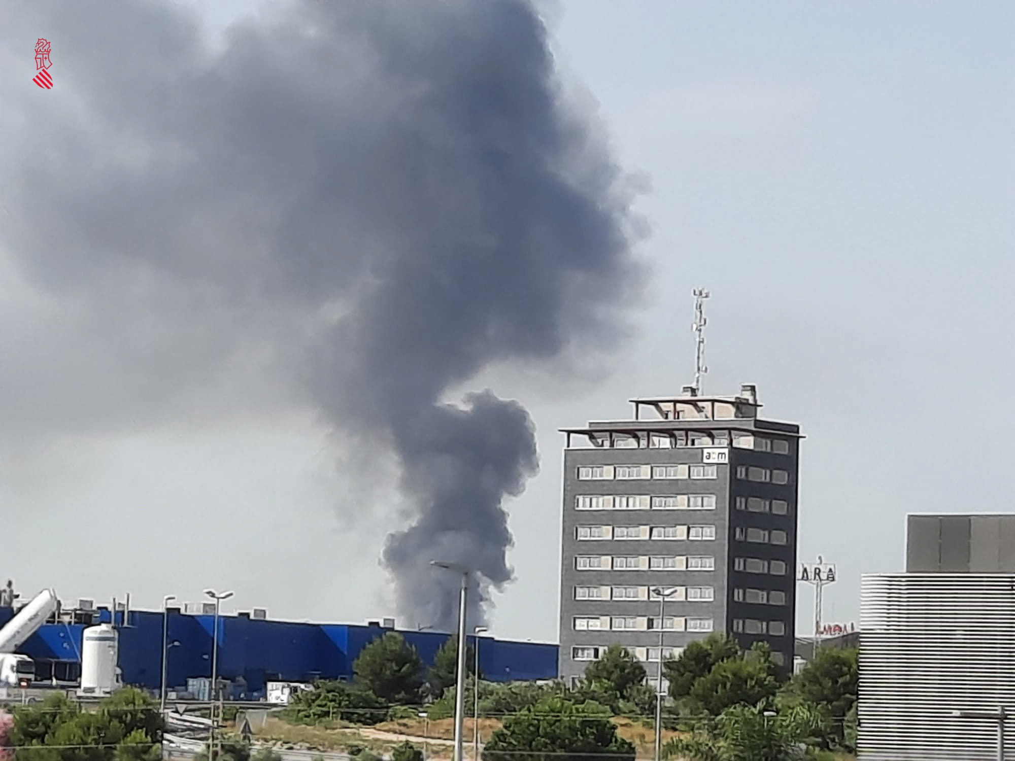 Columna de humo en la fábrica de Paterna. Foto: EMERGENCIAS 112 - 