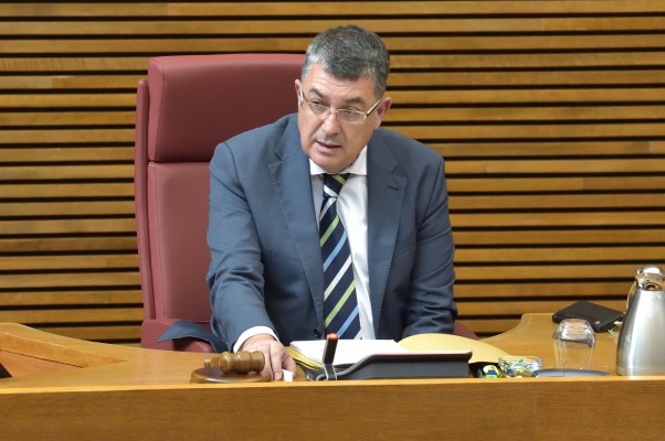 Les Corts preparan despidos masivos de personal con sospechas de fraude de ley